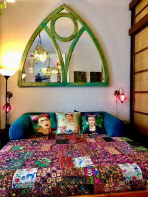 Arty studio flat at city center